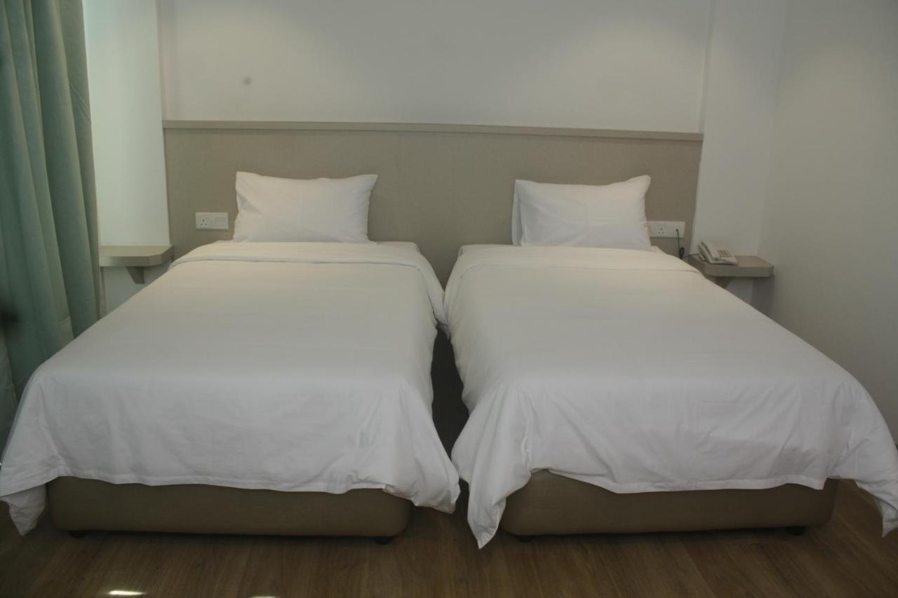 Citi Hotel Miri Esterno foto